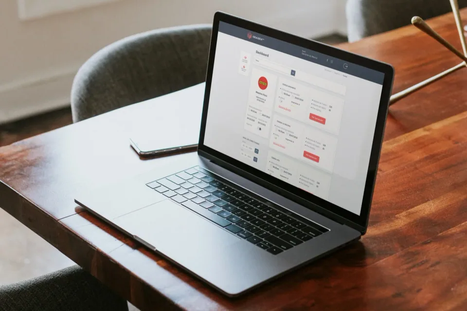 Cliente administrando sus tiendas desde una computadora