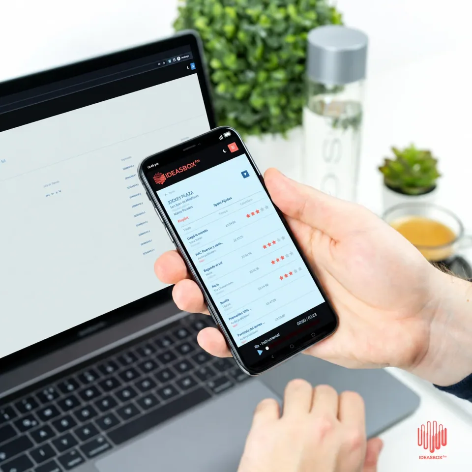 Gestión de IDEASBOX.fm desde una laptop y un celular